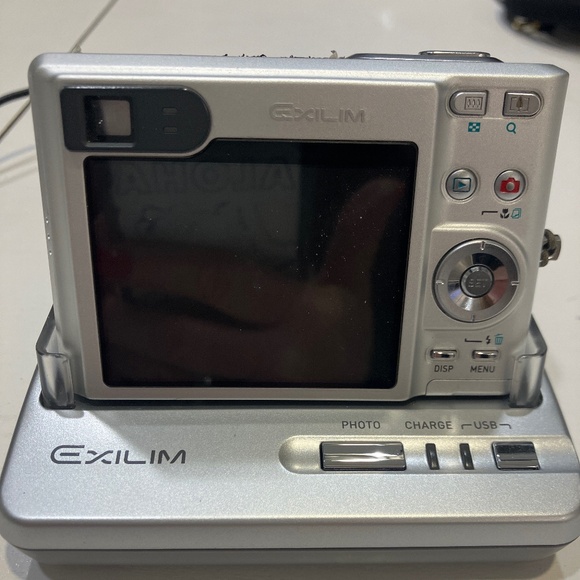 CASIO EXILIM Camera and the charger and  carrying case - Picture 1 of 9